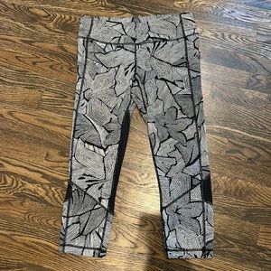 Black and white Lululemon capris - size 8